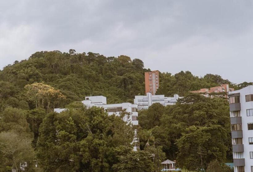 هتل Tuki Hostel & Lounge