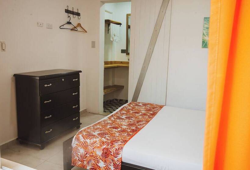 هتل Tuki Hostel & Lounge