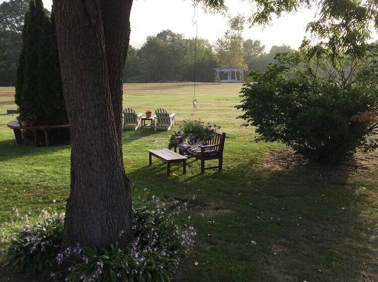 مبيت وإفطار Inn At Clearwater Pond
