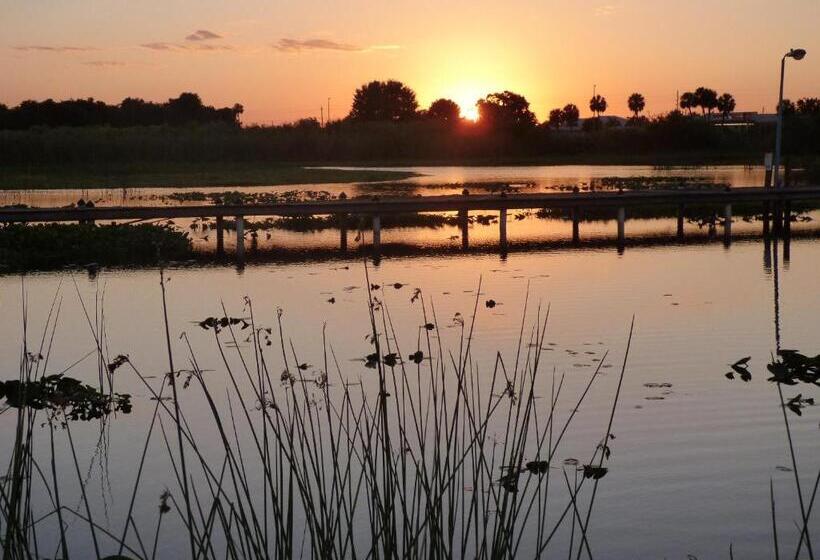 فندق Days Inn & Suites By Wyndham Lake Okeechobee