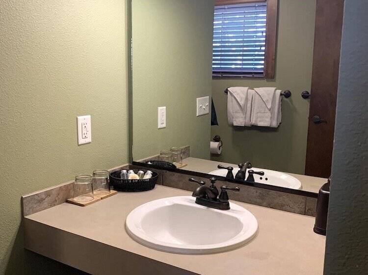 בית מלון כפרי Iowa House Historic Inn