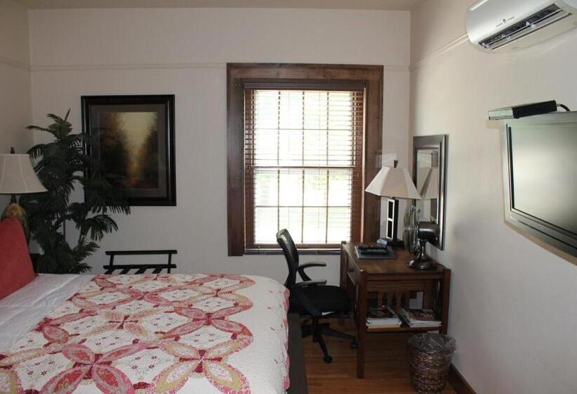 בית מלון כפרי Iowa House Historic Inn