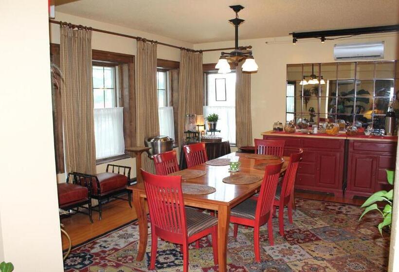 בית מלון כפרי Iowa House Historic Inn