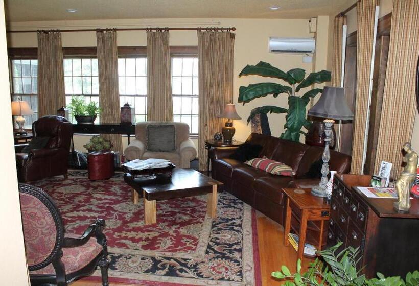 בית מלון כפרי Iowa House Historic Inn