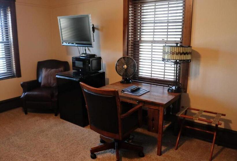 בית מלון כפרי Iowa House Historic Inn