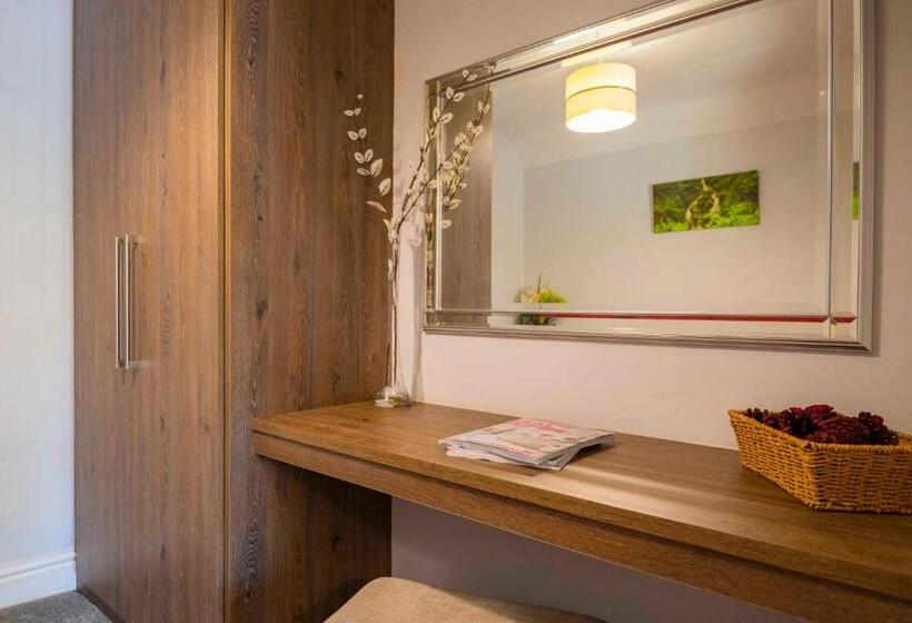 پانسیون The Limes Country Lodge Hotel & Admiral Restaurant