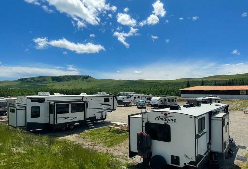 Отель Glacier Grizzly Campground Rv & Tipi
