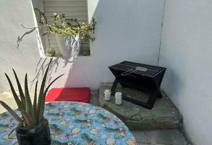 Пансион Mediterranean Poolside Garden Cottage