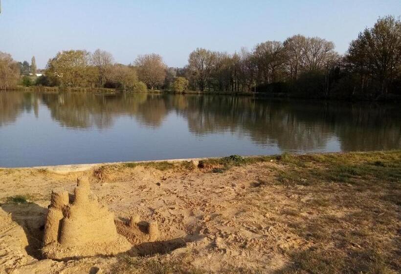住宿加早餐  By The Lake