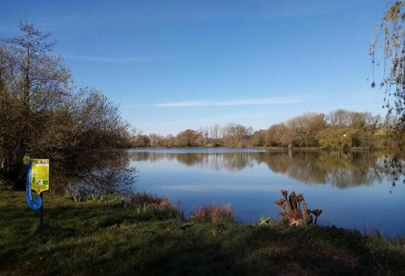 住宿加早餐  By The Lake