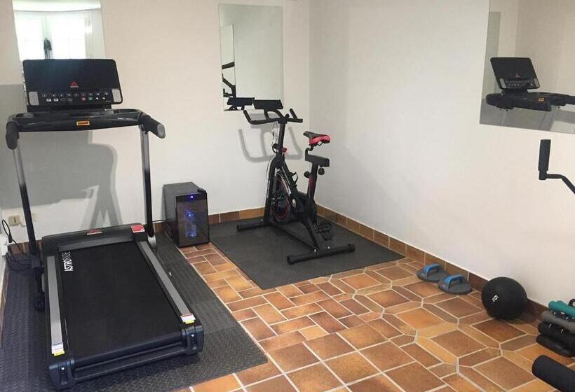 住宿加早餐  By The Lake