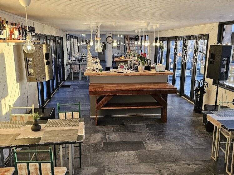 Ursa Mica Glamping Resort