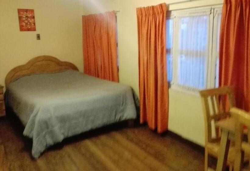 هاستل Hostal Isidoros