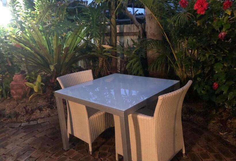 تختخواب و صبحانه Lakeside Bungalow