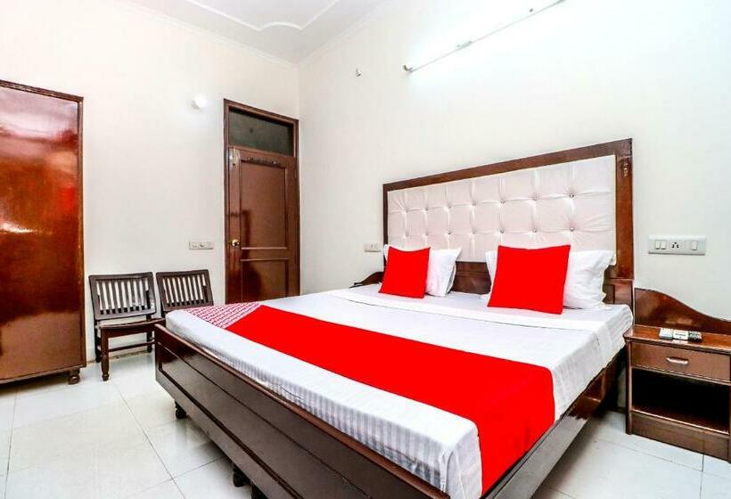 هتل Oyo 11036 Preet Lodge Mohali