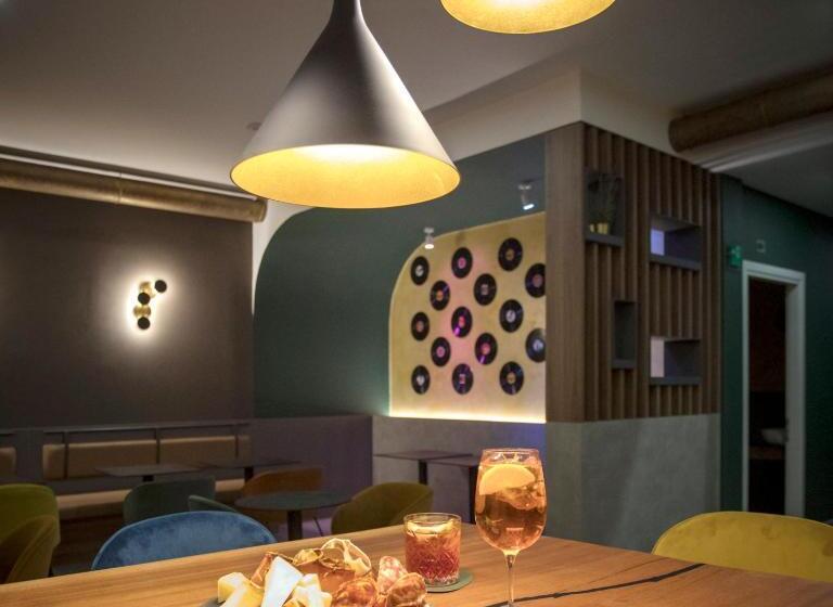 Отель Moody Smart & Comfy