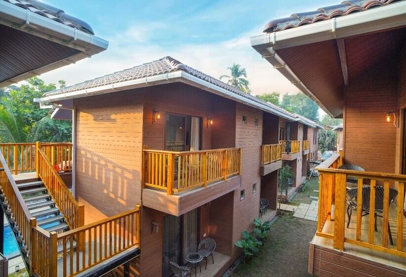 Hotel Treehouse Mars Beach Cottages