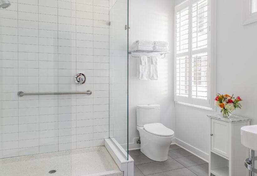 هتل Oakhurst Inn At The University