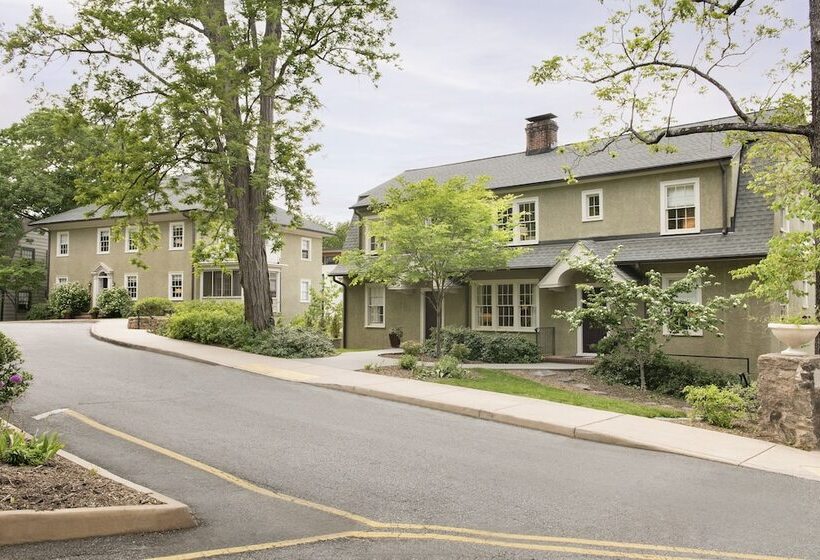 هتل Oakhurst Inn At The University