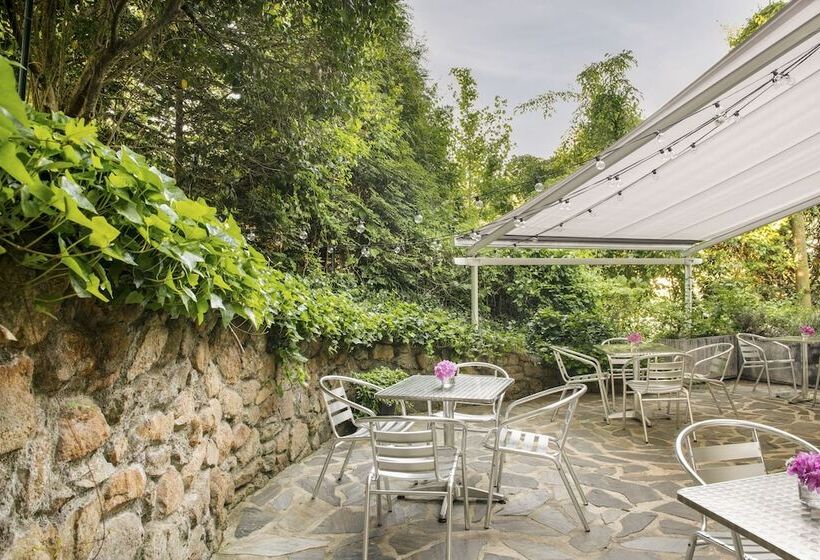 هتل Oakhurst Inn At The University