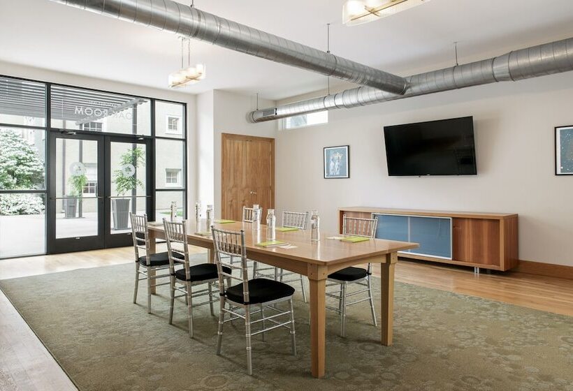 هتل Oakhurst Inn At The University