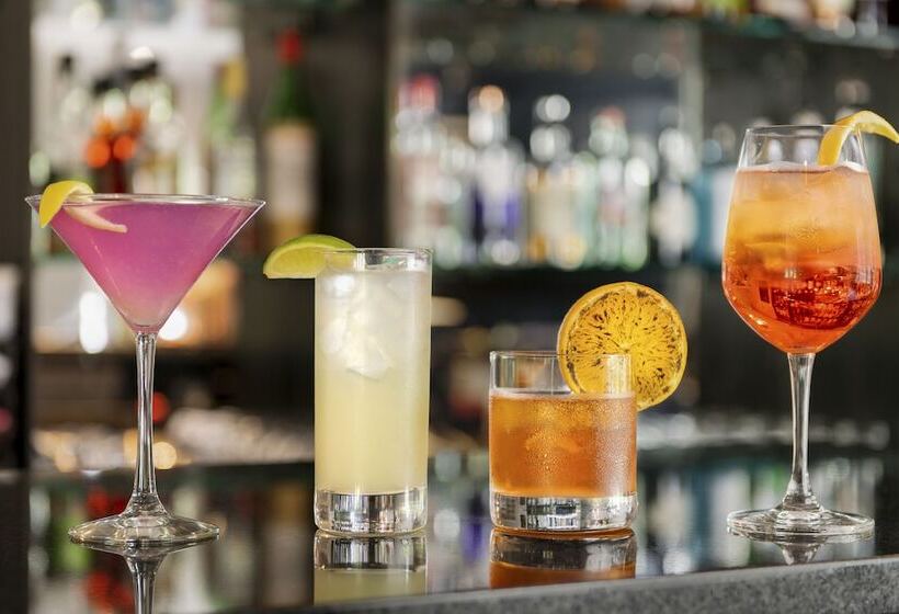 هتل Oakhurst Inn At The University