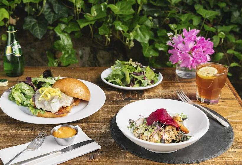 هتل Oakhurst Inn At The University