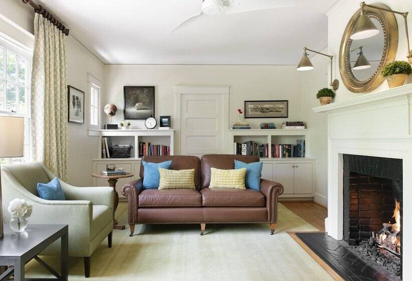 هتل Oakhurst Inn At The University