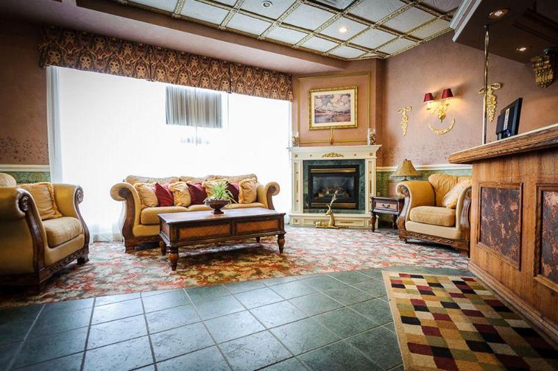 Отель Peterborough Inn & Suites