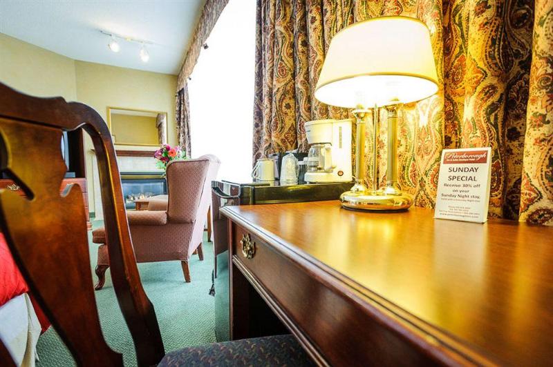 Отель Peterborough Inn & Suites
