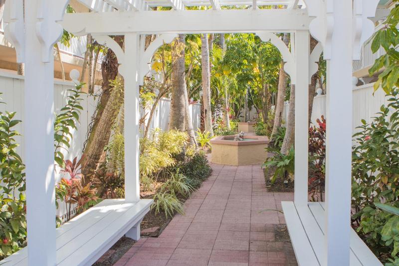 فندق Tortuga Inn Beach Resort
