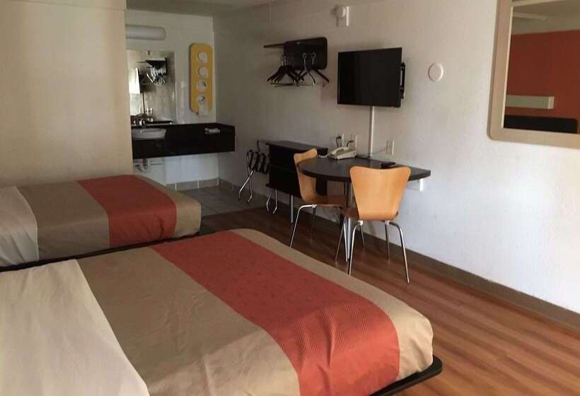 מוטל Travelodge By Wyndham Benton Harbor Mi