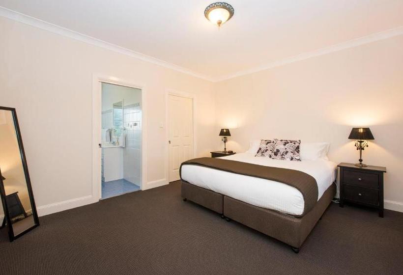 Colonial Court Villas