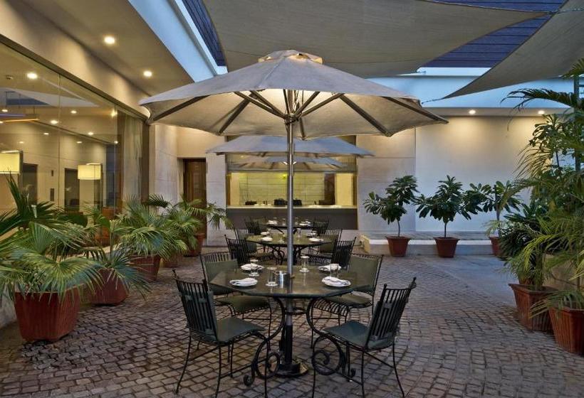 בית מלון כפרי Nirwana Hometel Jaipur  A Sarovar