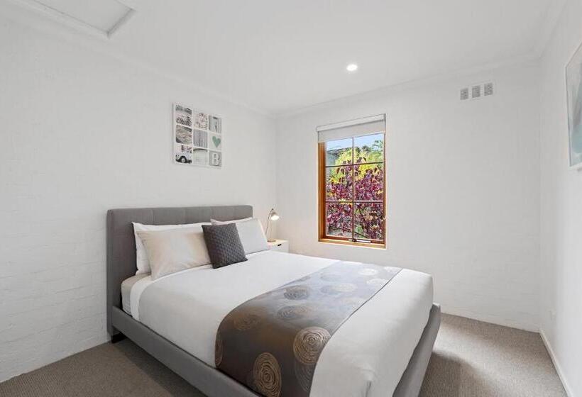 تختخواب و صبحانه Hideaway On George