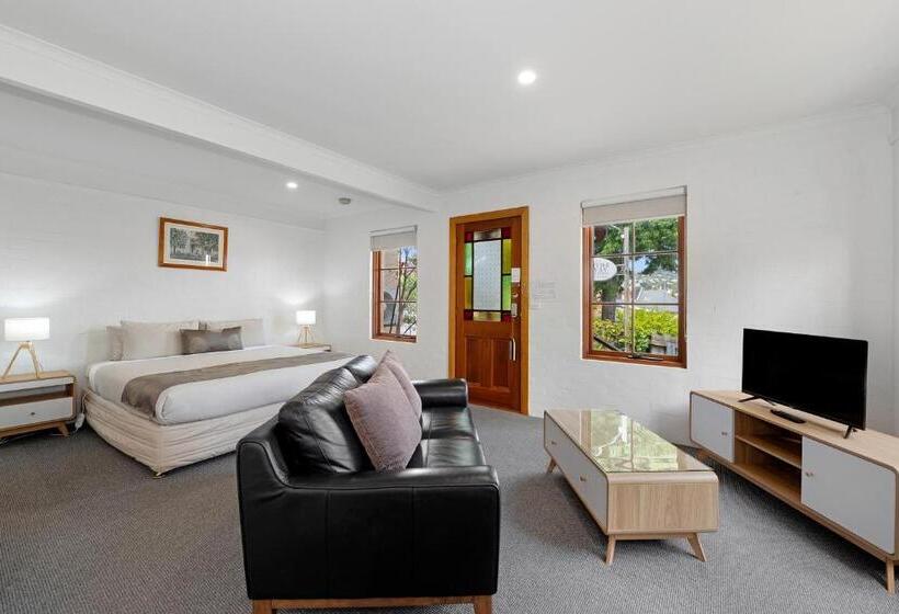 تختخواب و صبحانه Hideaway On George