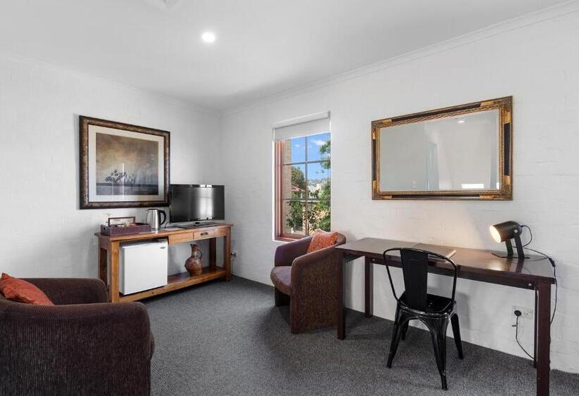 تختخواب و صبحانه Hideaway On George