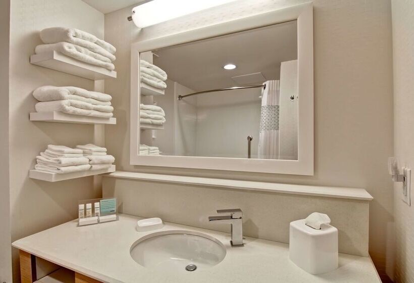 هتل Hampton Inn & Suites By Hilton Saskatoon Airport