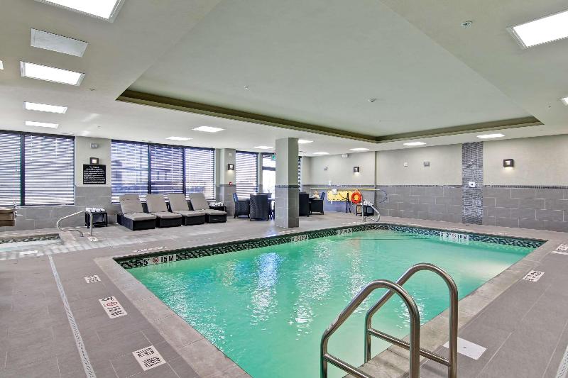 هتل Hampton Inn & Suites By Hilton Saskatoon Airport