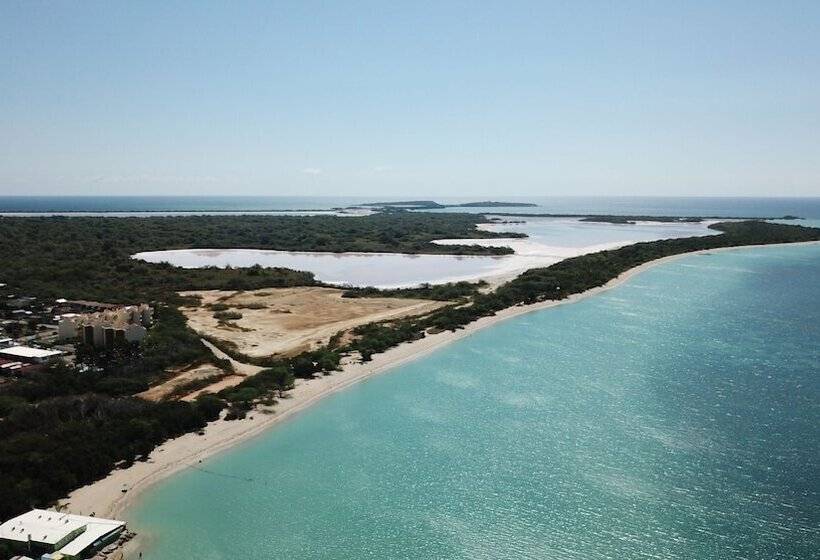 هتل Combate Beach Resort