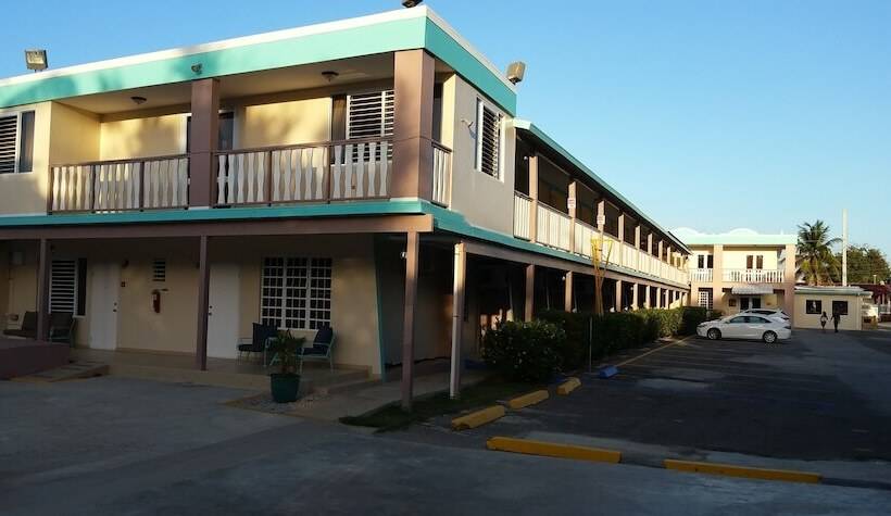 هتل Combate Beach Resort