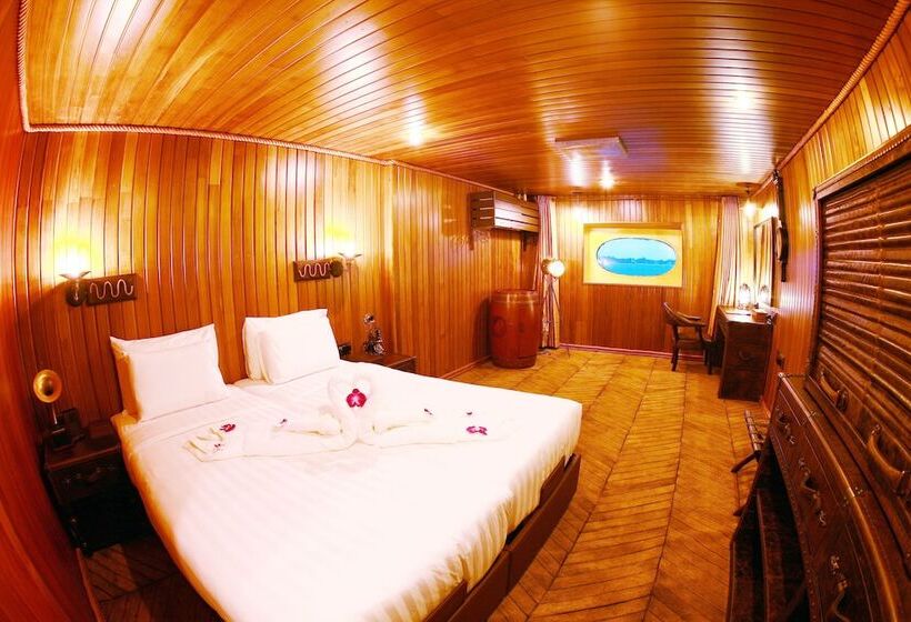 هتل Vintage Luxury Yacht