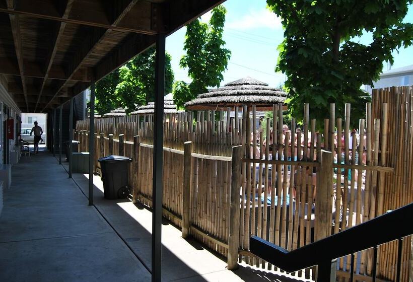Отель Commodore Resort