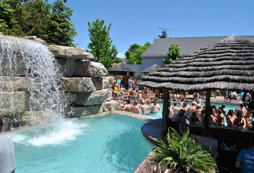 Отель Commodore Resort