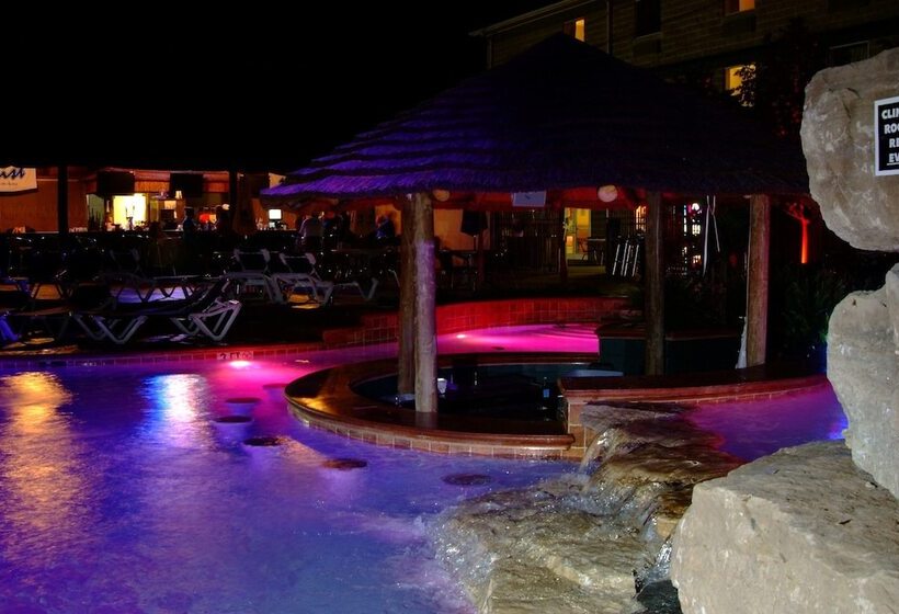 Отель Commodore Resort