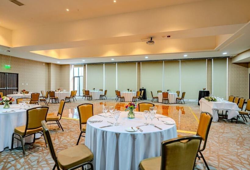 Hotel Courtyard By Marriott Santiago Airport