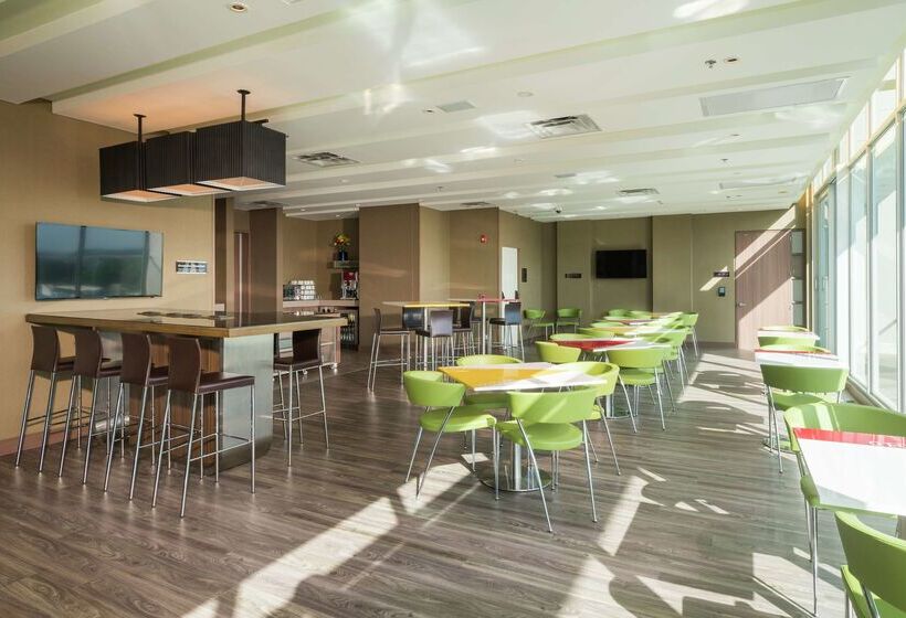 هتل Hampton By Hilton Yopal