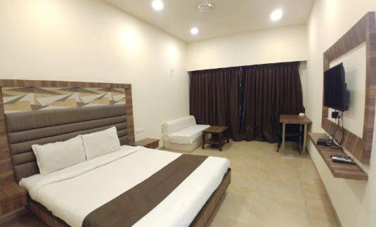 Отель Lalit Inn