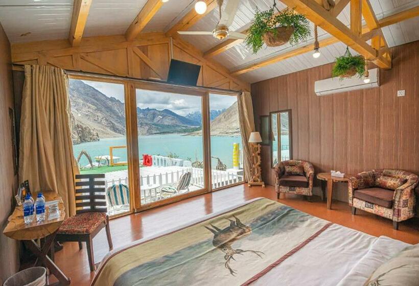 هتل Luxus Hunza Attabad Lake Resort