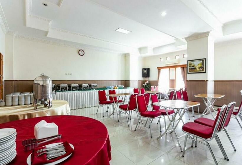فندق Reddoorz Plus Near Alun Alun Karanganyar